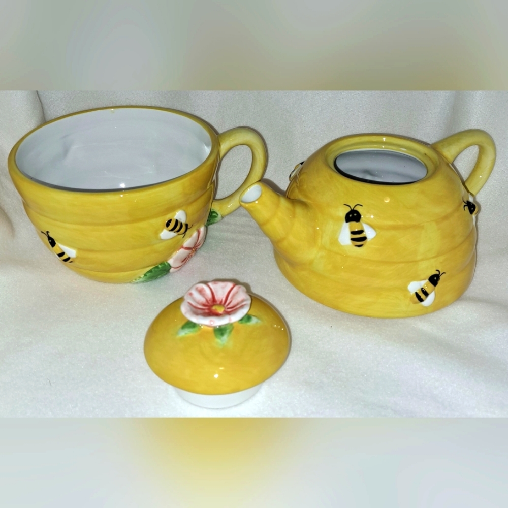 Teapot and cup set.